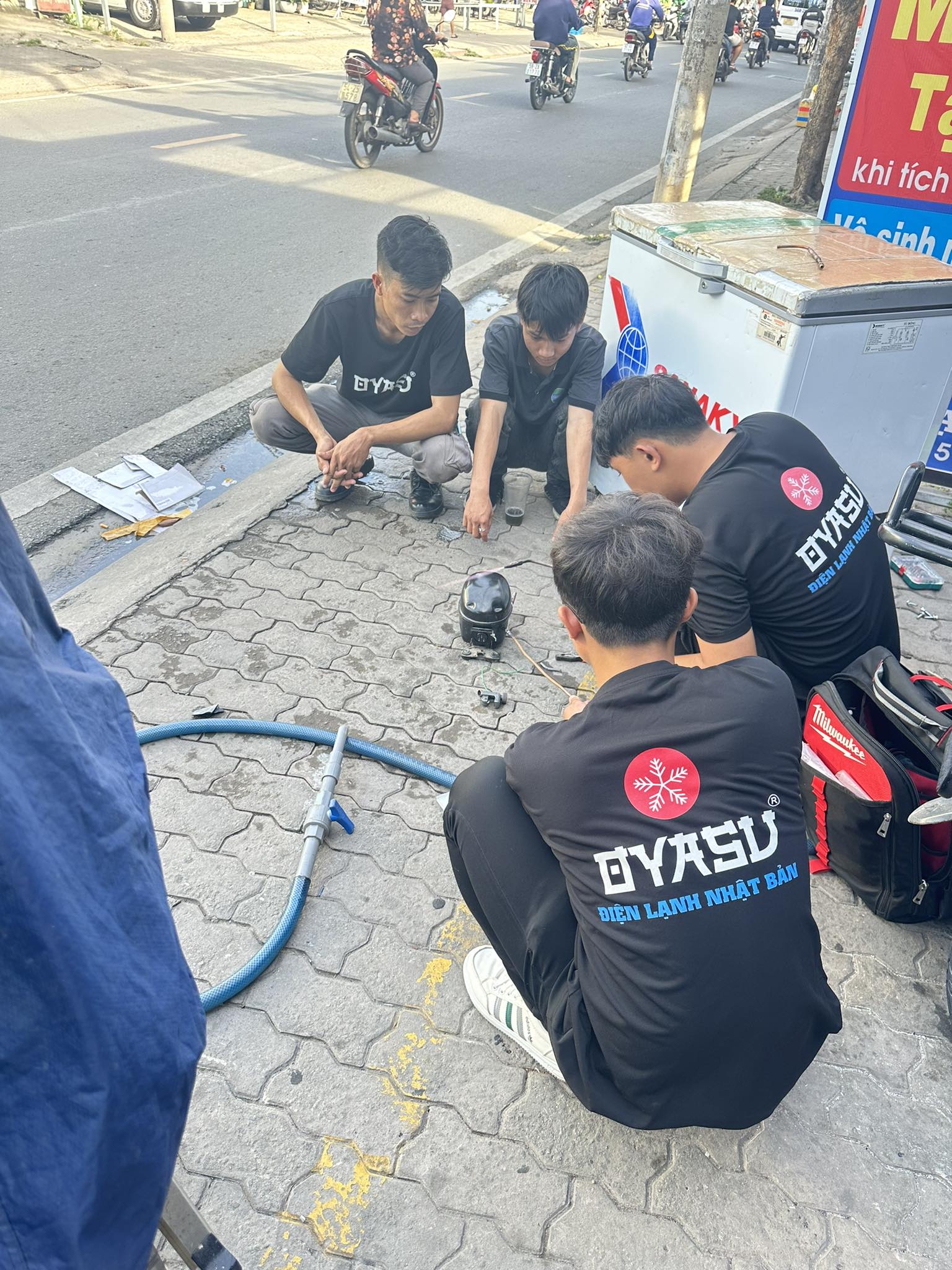 Học viên điện lạnh thực hành